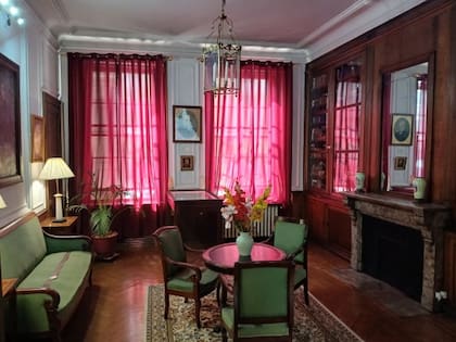 Esta sala funcionó originalmente como oficina de Adolphe Gérard, propietario de la casa, quien ejercía allí sus tareas como abogado y periodista. Tras la compra de la propiedad por el Estado argentino, el espacio fue destinado al despacho del cónsul