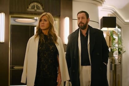 Esta secuela encuentra al matrimonio Spitz (Jennifer Aniston y Adam Sandler) lidiando con el fracaso de su agencia de detectives, consecuencia directa de lo sucedido en la primera película.