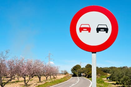 Esta señal de prohibido adelantar luce así en España