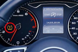 Qué significa el testigo de un signo de exclamación en el tablero del auto