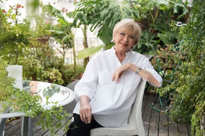 Esta socióloga argentina que trabajó junto a Karl Lagerfed habla de su experiencia, qué aprendió de él para hoy couchear diseñadores que son un éxito, como Fabian Zitta.