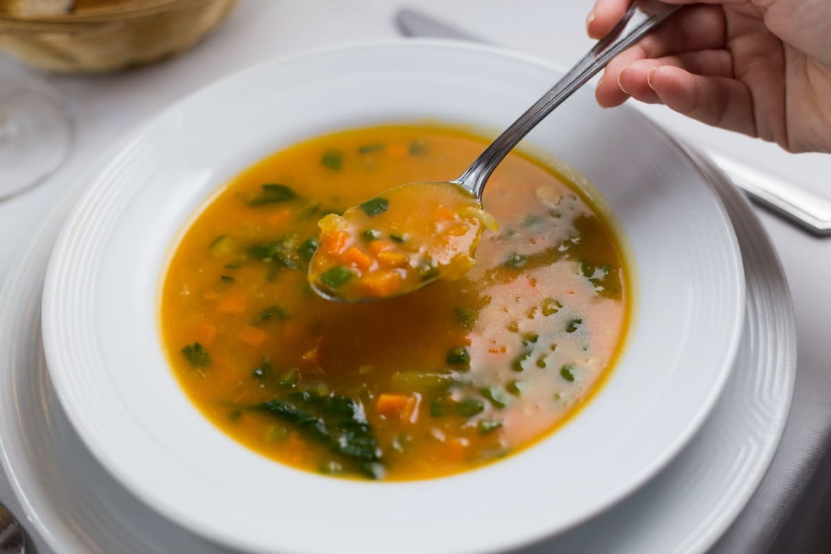 Esta sopa es perfecta para consumir después de las copiosas comidas de Navidad y Año Nuevo (Archivo)