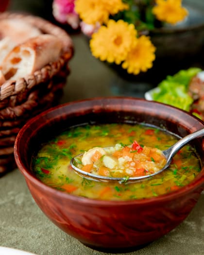 Esta sopa tiene ingredientes que se consiguen todo el año (Foto: Freepik)