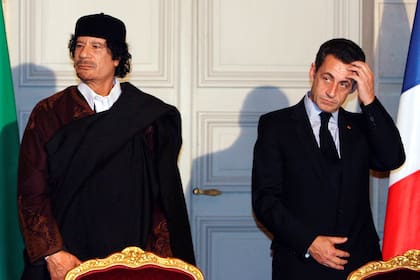 La Justicia cree que el expresidente recibió 50 millones de euros del régimen libio para su campaña de 2007; varios exfuncionarios del dictador confirman los pagos