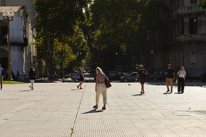 Esta tarde, el calor se hizo sentir muy fuerte en la ciudad de Buenos Aires
