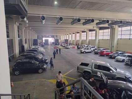 Esta tarde, en el complejo fronterizo chileno los turistas efectuaban sus trámites con lentitud por la afluencia de viajeros