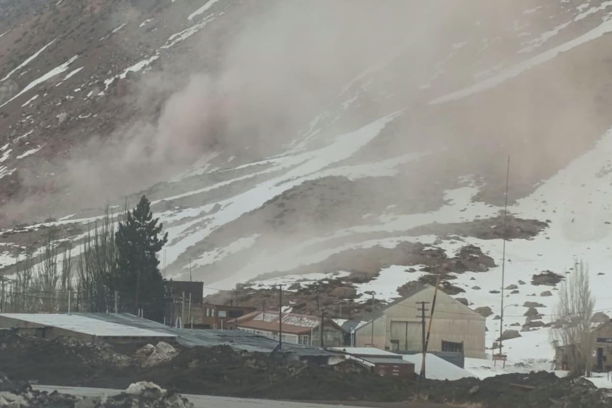 Esta tarde hubo un desprendimiento de piedras de un sector de la cordillera cercano a Puente del Inca, en Mendoza