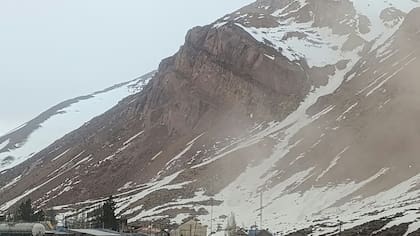 Esta tarde hubo un importante desprendimiento de piedras y tierra en en las inmediaciones de la ruta 7