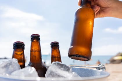 Esta técnica se ha sido presentado como una alternativa sencilla para quienes olvidaron refrigerar sus bebidas con anticipación o necesitan enfriarlas poco antes de una reunión o encuentro