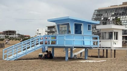Esta temporada se inauguró una nueva casilla de guardavidas en Pinamar, la primera de una serie de diez puestos que construirá el municipio para destacar el valor simbólico de los socorristas y proveer el equipamiento necesario