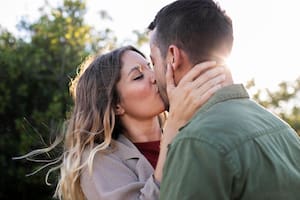 Esta teoría se basa en que una persona mencione un detalle trivial —como ver un pájaro— y observe si su pareja responde con interés o indiferencia