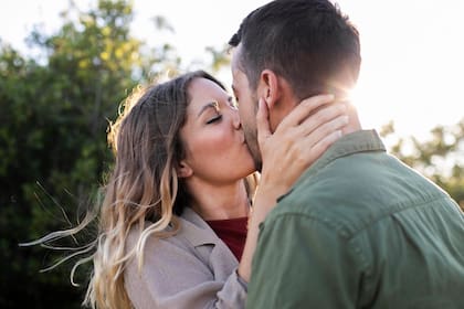 Esta teoría se basa en que una persona mencione un detalle trivial —como ver un pájaro— y observe si su pareja responde con interés o indiferencia
