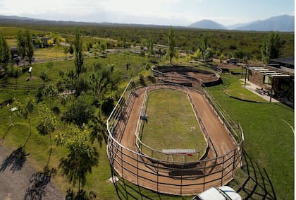 Está ubicado a 35 kilómetros de la ciudad y a 45 minutos del aeropuerto internacional El Plumerillo
