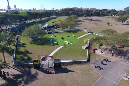 Está ubicado en el Parque Isla de la Paternal