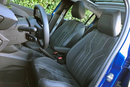 Esta versión del Peugeot 208 viene con asientos tapizados en una atractiva combinación de cuero y tela