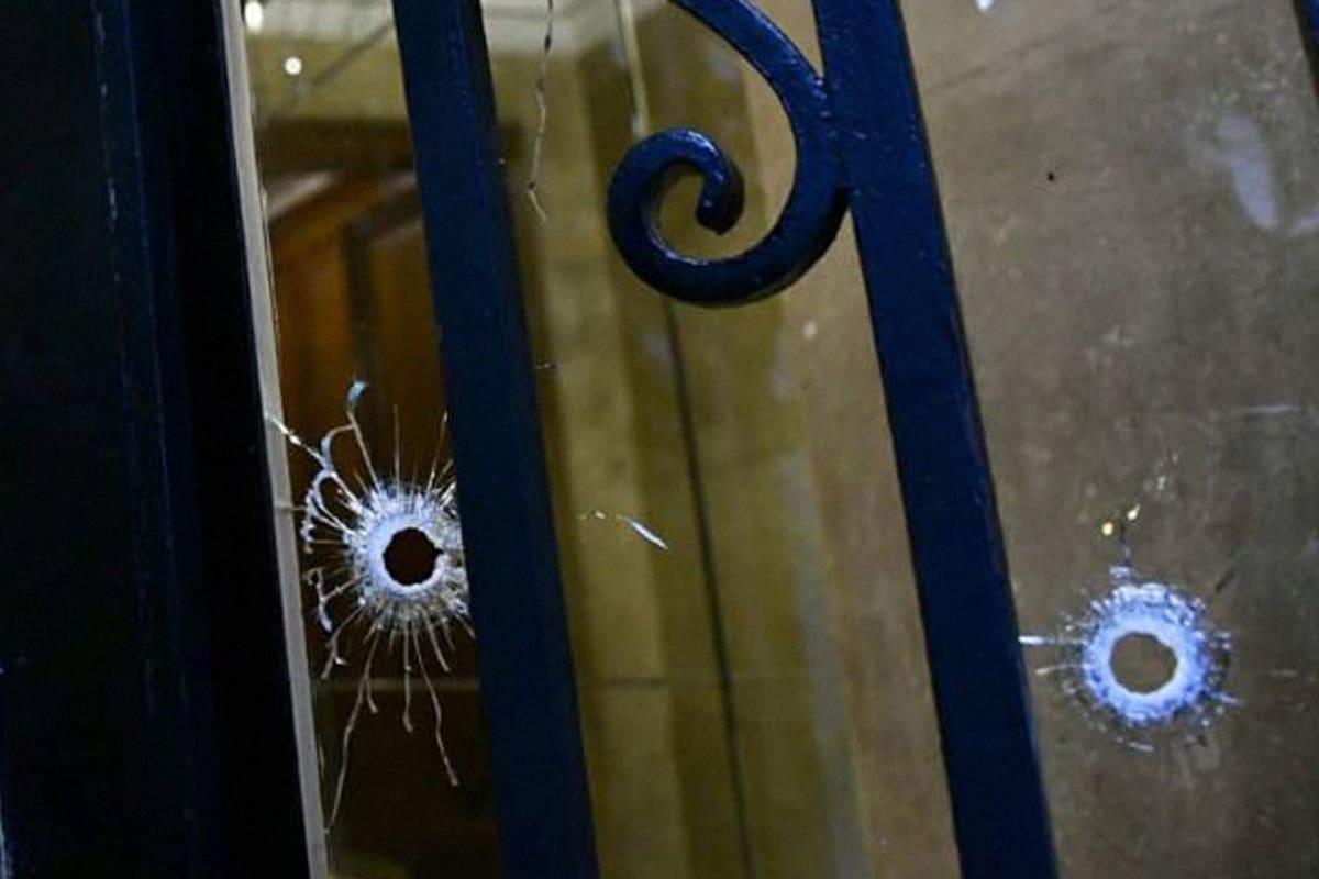 Esta vez fue el turno de un edificio donde vivió hace años una de las juezas que, desde hoy, debe revisar las condenas
