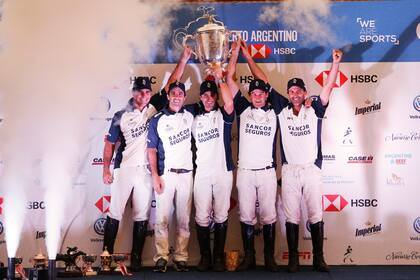 Esta vez fue un equipo de cinco: Rodrigo Ribeiro De Andrade levanta la copa que quizás no soñó, junto a Juan Martín Nero, Pablo Mac Donough, David Stirling y Adolfo Cambiaso; nada detiene a La Dolfina en Palermo.