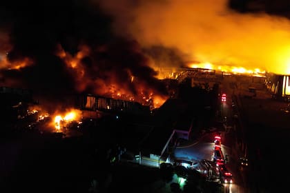 Esta vista aérea muestra un incendio tras una explosión en una zona industrial de Ezeiza