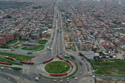 Esta vista aérea muestra una avenida vacía durante el día sin automóviles en Bogotá, el 22 de septiembre de 2022. Bogotá restringió el tránsito de automóviles y motocicletas por un día para reducir la contaminación en la capital colombiana, una de las metrópolis más grandes de América Latina