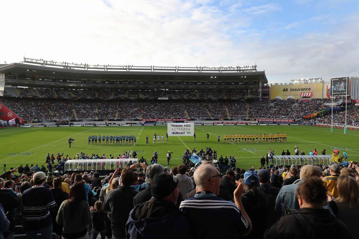 Esta vista general muestra a los espectadores que asistieron al partido de Super Rugby entre los Blues de Auckland y los huracanes de Wellington en el estadio Eden Park en Auckland el 14 de junio de 2020, ya que las personas pueden regresar a los estadios para asistir a deportes en vivo luego de que