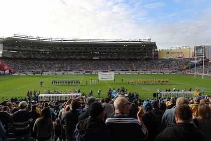 Esta vista general muestra a los espectadores que asistieron al partido de Super Rugby entre los Blues de Auckland y los Hurricanes de Wellington en el estadio Eden Park en Auckland, este domiingo