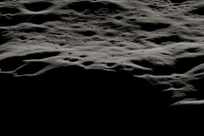 Esta visualización de datos muestra el área montañosa al oeste del cráter Nobile y los cráteres más pequeños que cubren su borde en el polo sur lunar