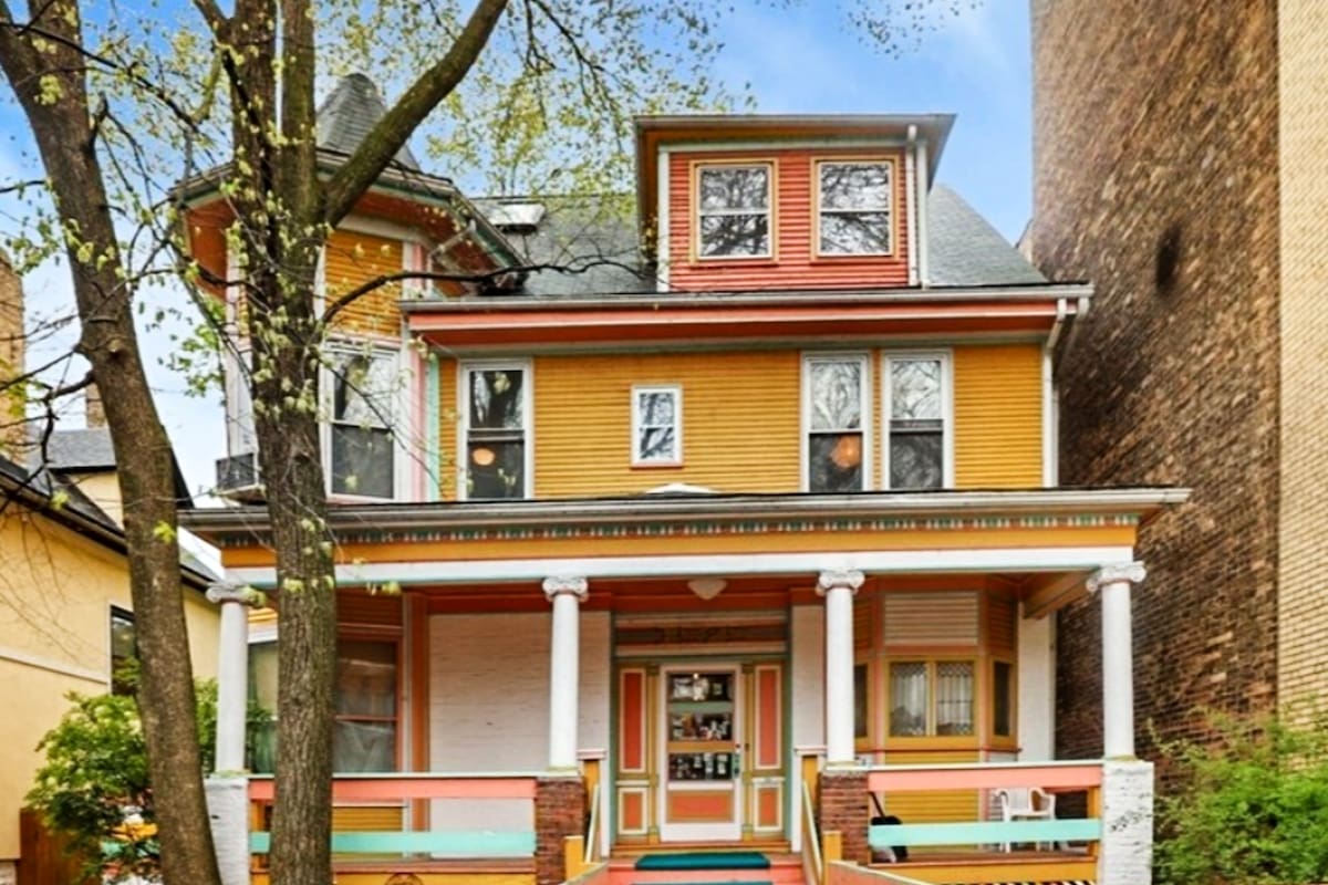 Esta vivienda es conocida por los lugareños como "La Casa Candyland", "La Casa Barbie" o "La Casa Rainbow Cone"
