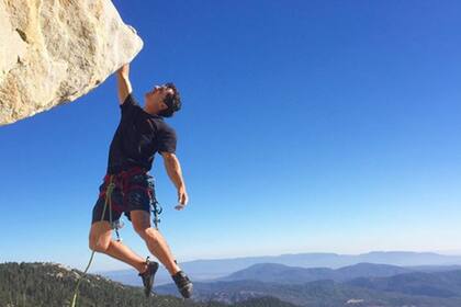 Estaba en México escalando una pared de roca cuando cayó