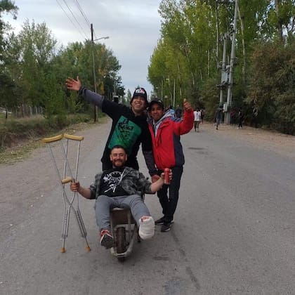 Estaba fracturado, sus amigos lo llevaron en carretilla al recital de La Renga y se volvió viral (Foto: Twitter @mono_lean)