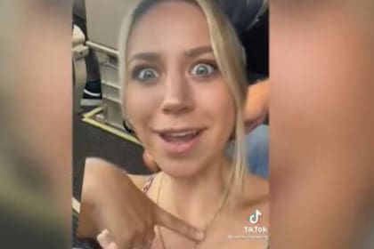 "¡Estaba hablando de mí!", dijo la joven sorprendida en TikTok, sobre los mensajes que enviaba el hombre que volaba junto a ella de Dallas a Amarillo