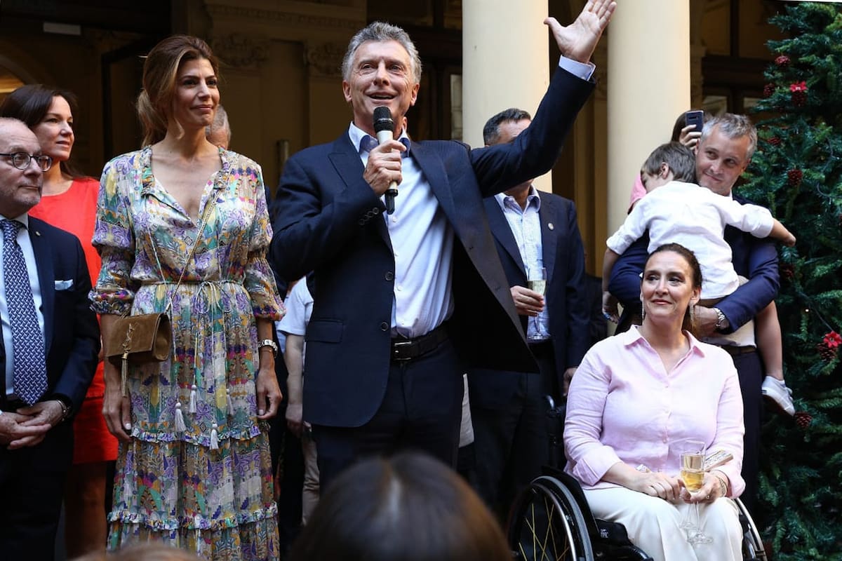 "Estaba mirando las caras de todos, cuántas historias hemos vivido", saludó el Presidente, en el Patio de las Palmeras, antes de abandonar la Casa de Gobierno