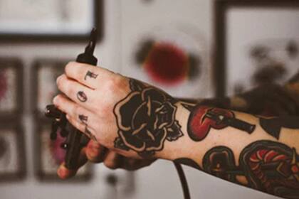 Estaba muy contento por el tatuaje hasta que le revisó el celular a su novia y todo terminó mal.