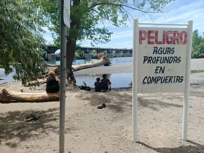 Estaba pescando a metros de un dique patagónico, pero al destrabar el anzuelo la corriente del río Neuquén lo arrastró