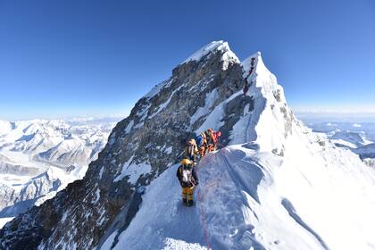 Estaba solo cerca de la cima del Everest, apenas agarrado a una cuerda, cuando un guía le salvó la vida