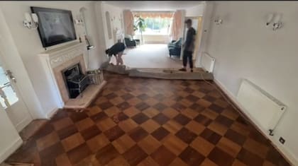 Estaban remodelando su casa y encontraron una sorpresa inesperada debajo de la vieja alfombra