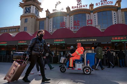 Estación Central de Pekín. Las autoridades han permitido que los boletos de avión para viajes entre el 28 de enero y el 8 de marzo se cancelen sin cargo, dentro de las medidas para desalentar los viajes.