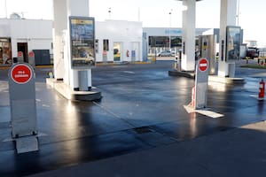Las estaciones de servicio de Córdoba y otras provincias recortan la venta de gas y la distribuidora frenó el suministro
