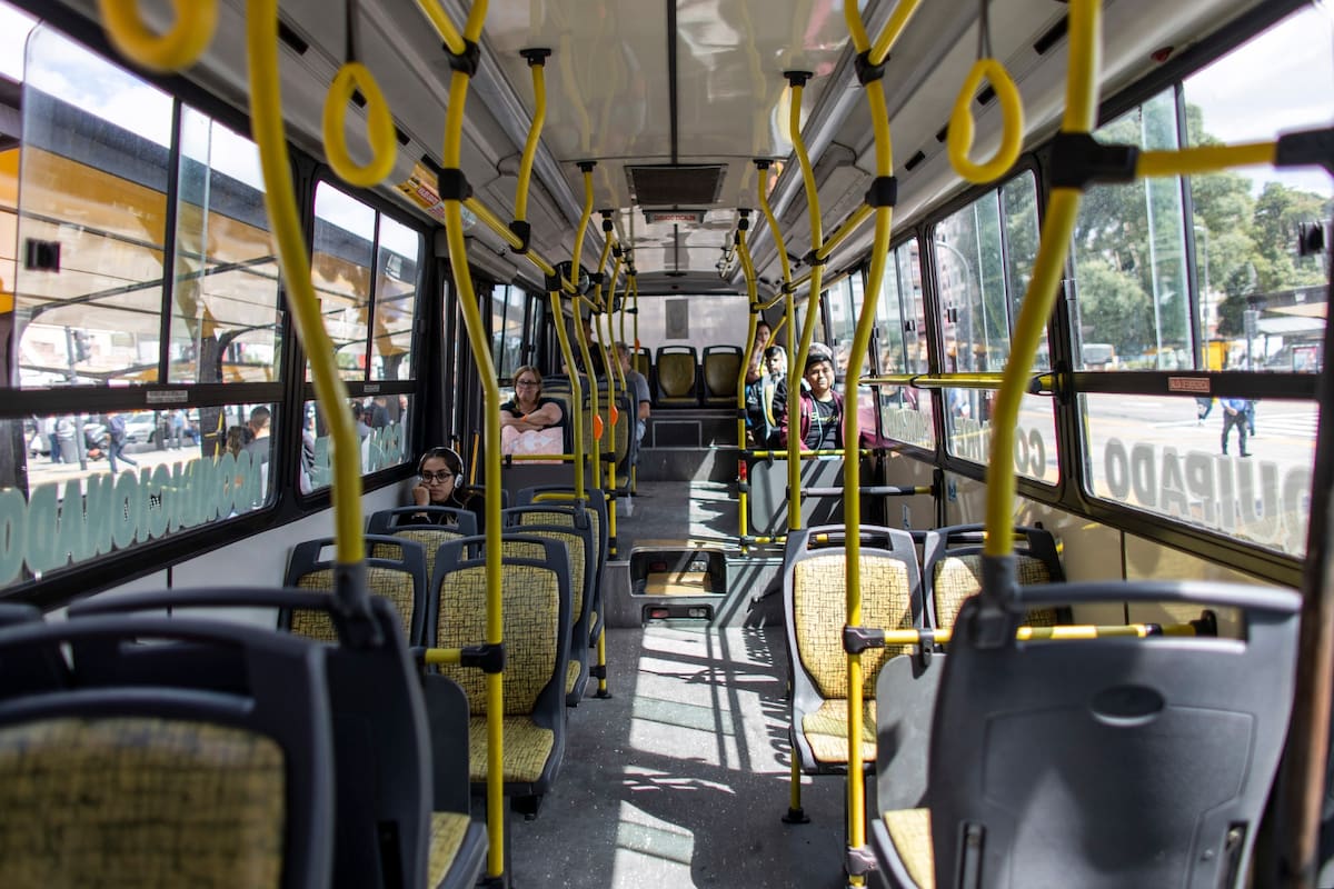 Estación de colectivos de Constitución luego que se decretara que todos los pasajeros de transporte publico deben viajar sentados para prevenir la propagación del Coronavirus, COVID-19