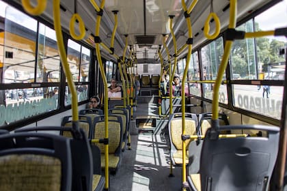 Estación de colectivos de Constitución luego que se decretara que todos los pasajeros de transporte publico deben viajar sentados para prevenir la propagación del Coronavirus, COVID-19