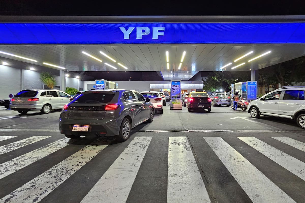 Los aumentos en los surtidores golpearon el consumo de combustible en marzo y solo YPF aumentó sus ventas