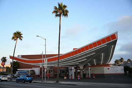 Estación de servicio ubicada en Beverly Hills, Estados Unidos.