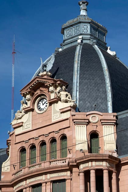 El histórico reloj que corona la fachada de la estación central Constitución