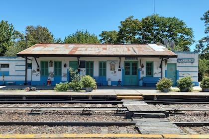 Estación de tren Gándara. El tren que recorre de Constitución a Mar Del Plata ya no para mas en la estación.