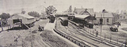 Estación Tigre del Ferrocarril Central Argentino. A la derecha se ve el tranvía al lado de la prolongación del andén con sus vías avanzando hacia la avenida Cazón. ca 1900.