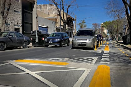 Estacionamientos paralelos a las bicisendas en la calle César Díaz y Joaquín V. González