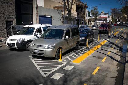 Estacionamientos paralelos a las bicisendas en la calle César Díaz entre Chivilcoy y Bahía Blanca