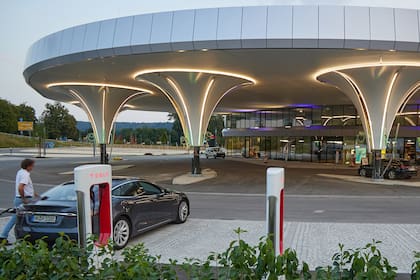 Estaciones de carga exclusivas para autos Tesla, en Zusmarshausen, Alemania