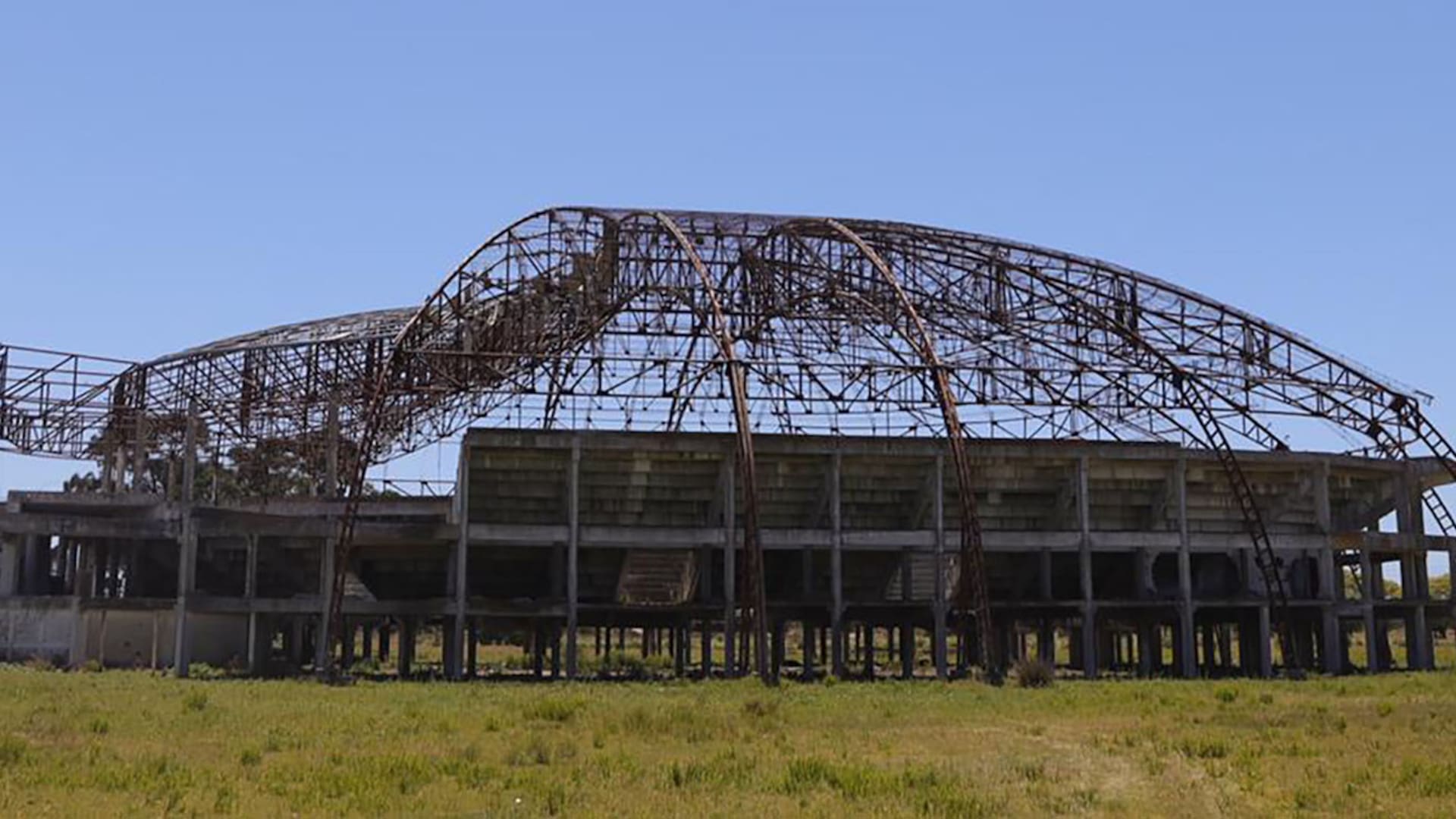 Estadio abandonado en San Bernardo