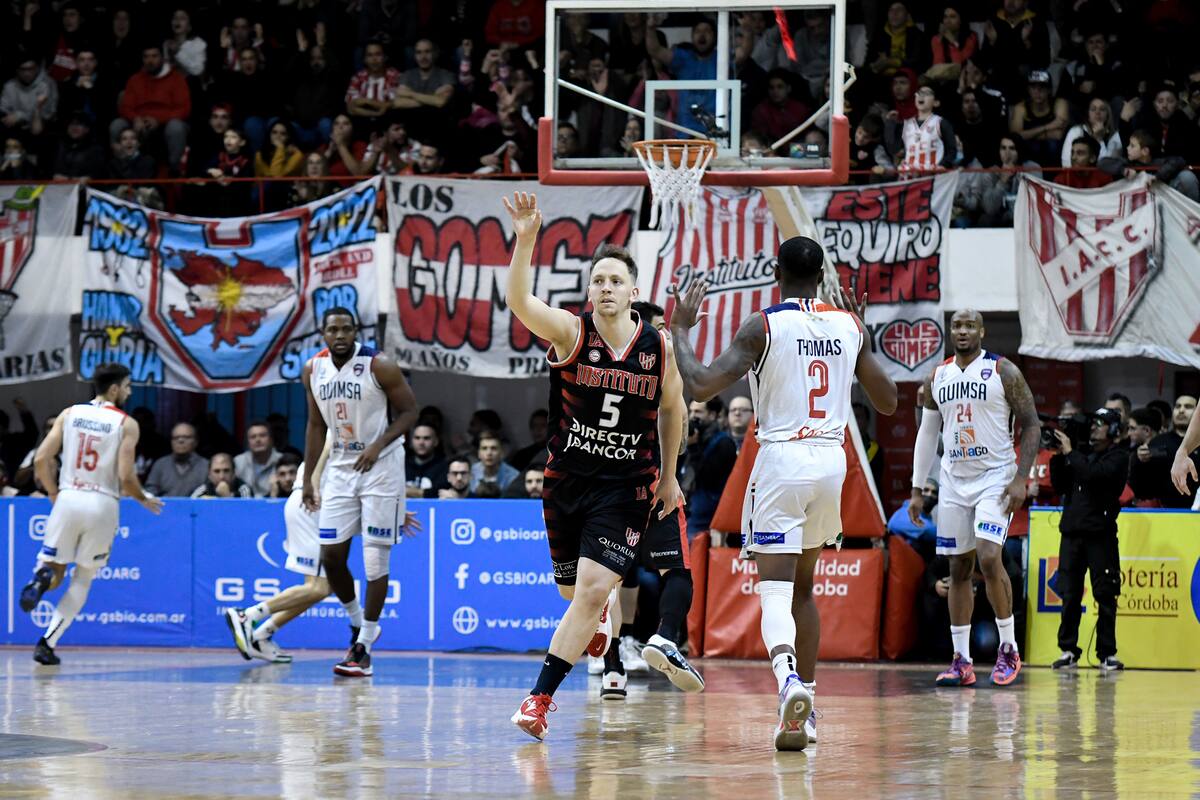 Estadio lleno en Córdoba, un período suplementario y la extensión de la serie a un quinto encuentro: buena cuarta noche en la final de la Liga Nacional de Básquetbol, con el triunfo de Instituto sobre Quimsa; festeja Gastón Whelan.