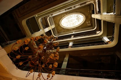 Una de las lámparas originales y los otros pisos del edificio